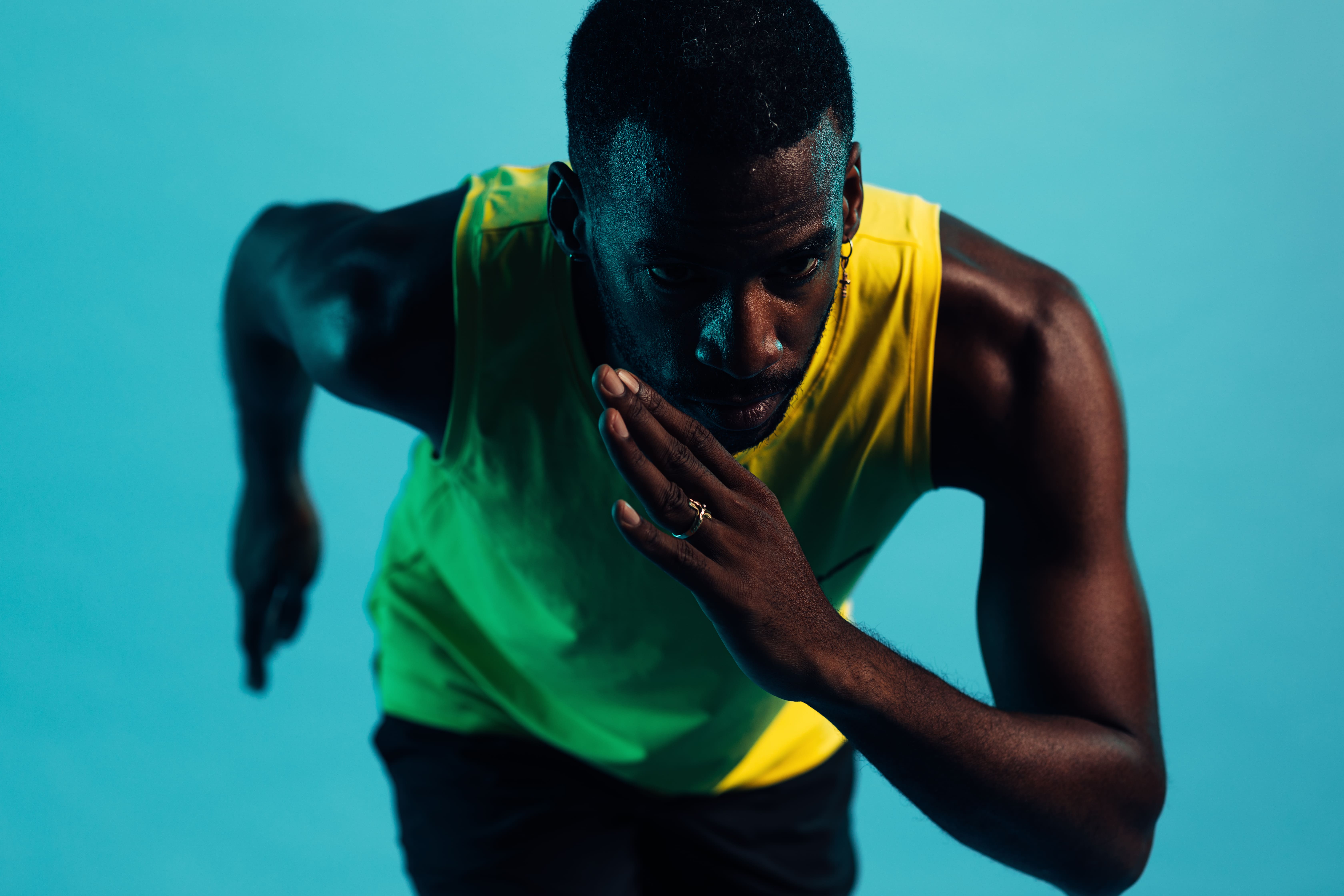 CQ24tdcSVWspUOXWluNEVeuNMnEGoE-metaY2xvc2UtdXAtb2YtbWFsZS1hdGhsZXRlLWluLXNwb3J0cy1jbG90aGVzLXByZXBhcmktMjAyNS0wMy0wNS0wNS01OS0yMC11dGMgKDIpLmpwZWc=-