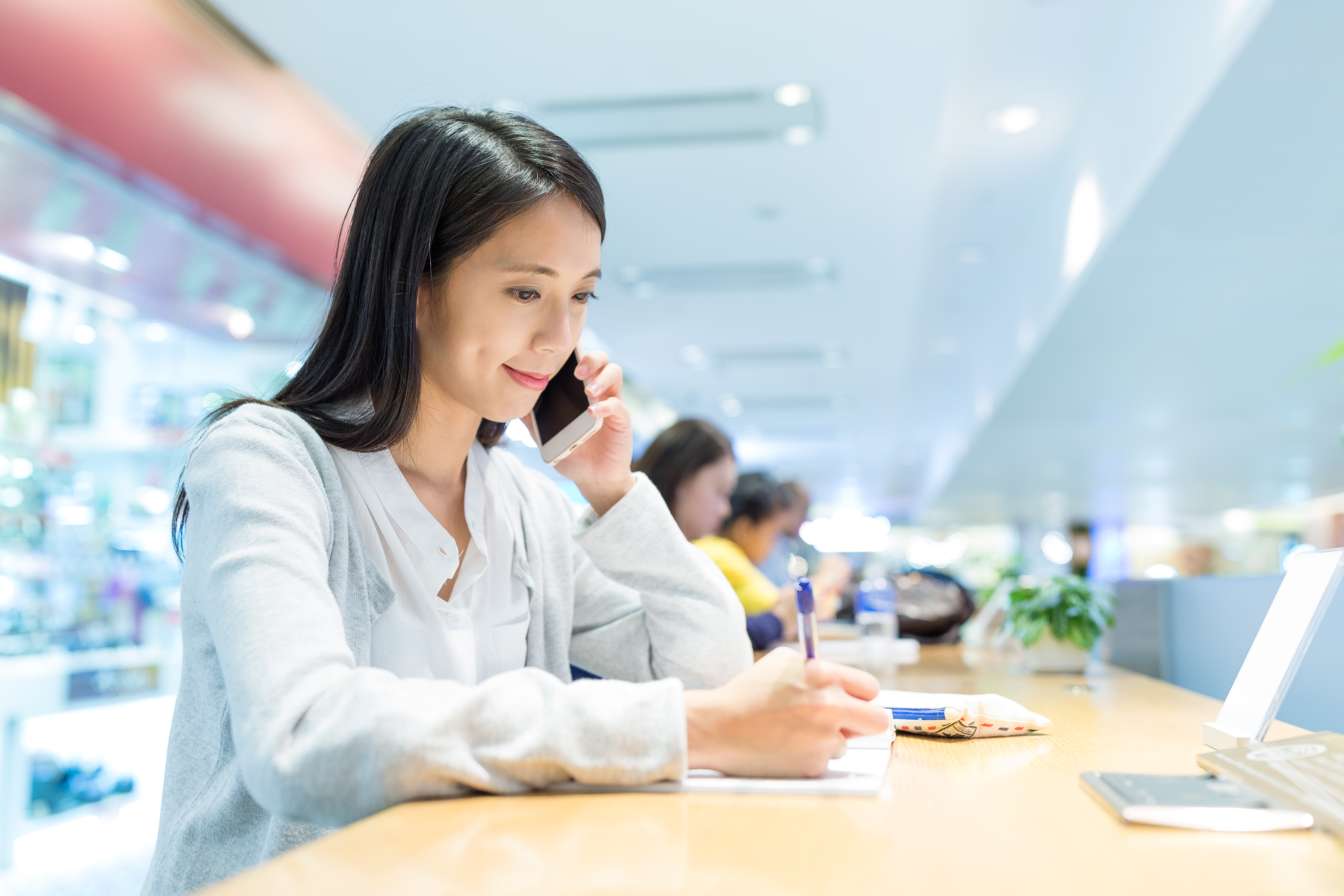 v936f55ZaFH8mZQuHevqtCDKwNiTOz-metad29tYW4td3JpdGluZy1vbi10aGUtbm90ZS1hbmQtdGFsay10by1jZWxscGhvbmUtaW4tMjAyNS0wMy0yNy0wMC00Mi01NS11dGMgKDEpLmpwZw==-