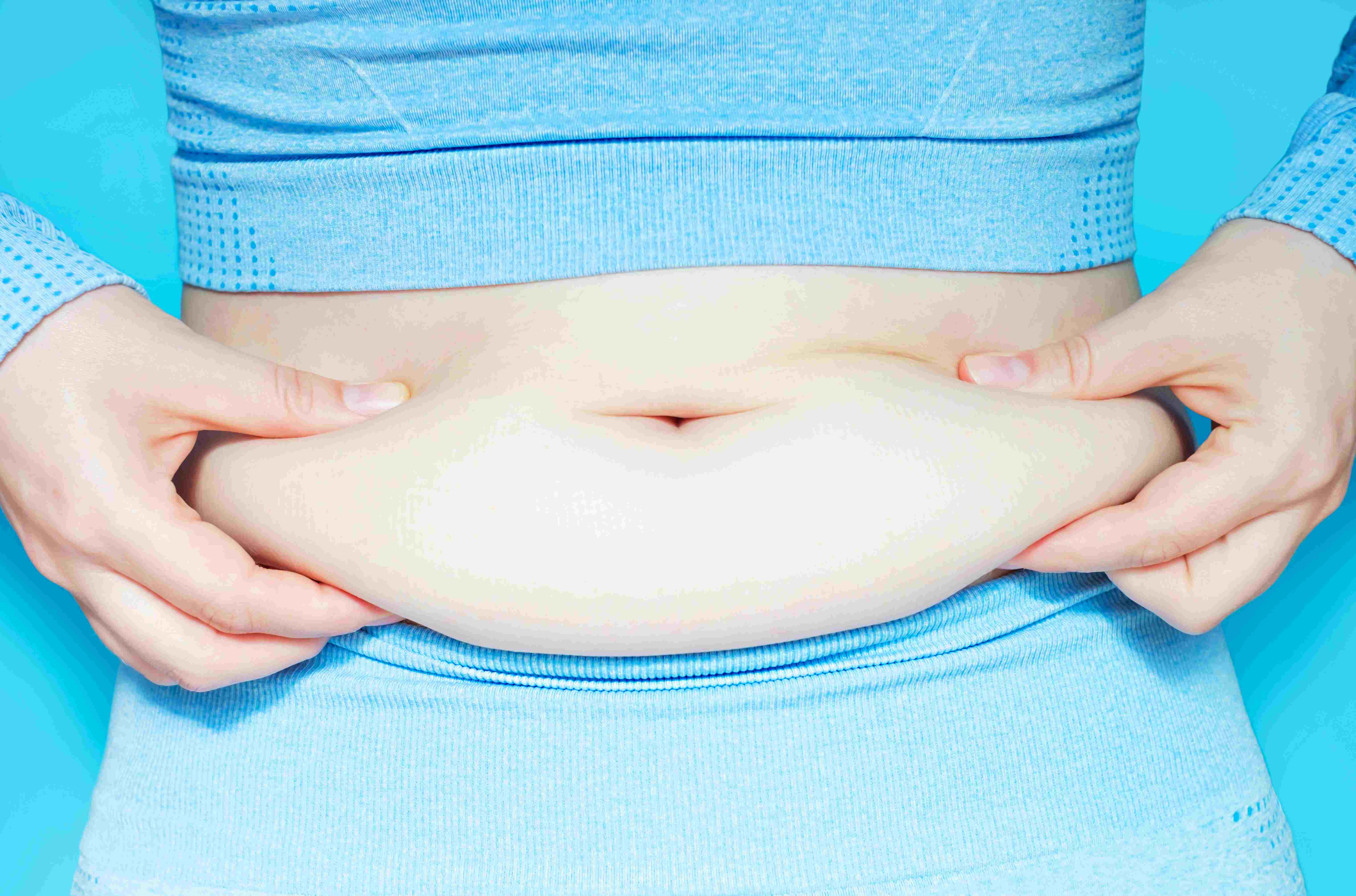 NeoGU1qqza0rRREdm526xcMBcVHRta-metaZmVtYWxlLWhhbmQtaG9sZGluZy1leGNlc3NpdmUtYmVsbHktZmF0LW9uLWJsdWUtYmEtMjAyNS0wMS0xMC0xMS0yOS0wMS11dGMtY29tcHJlc3NlZC5qcGc=-