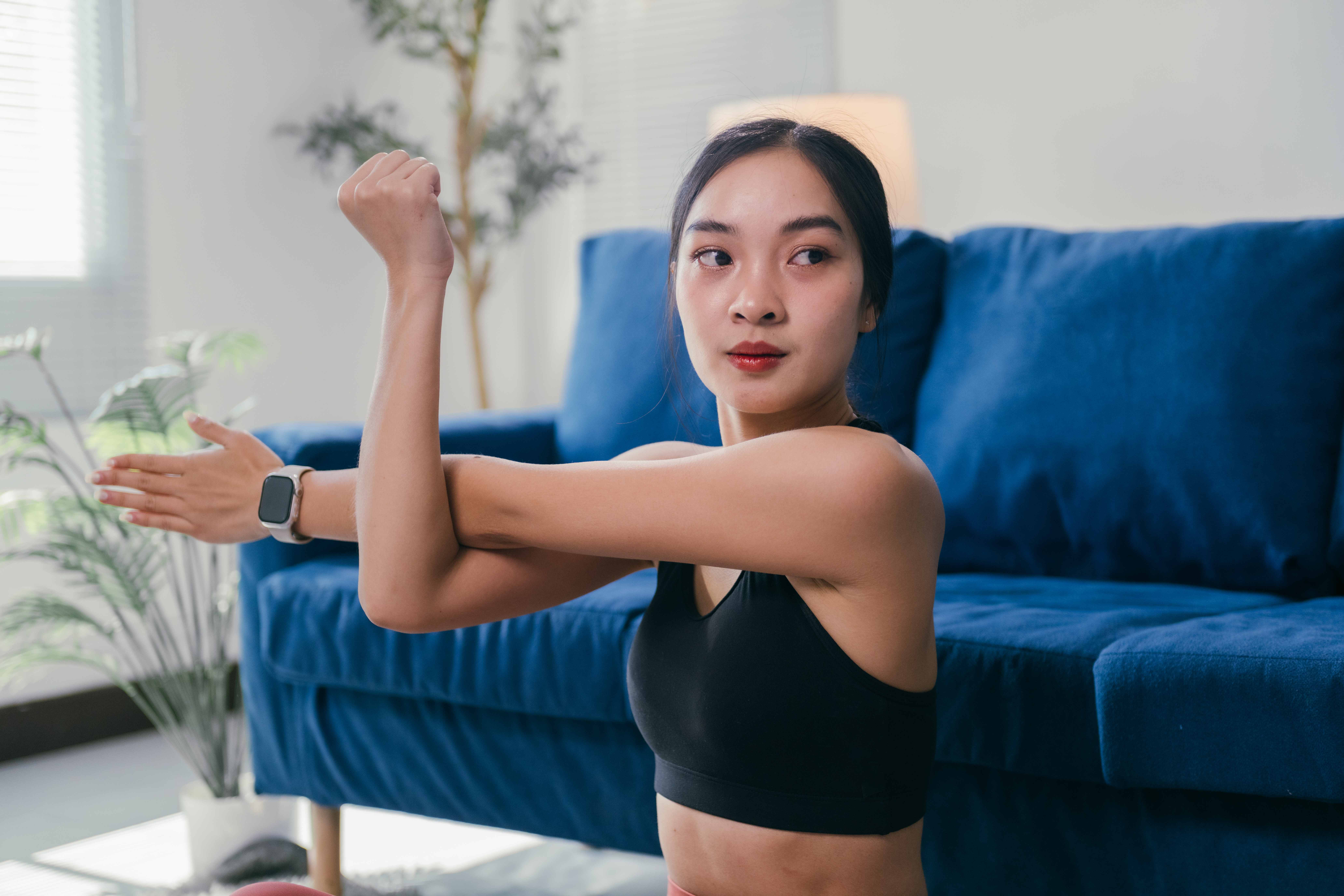 8xV4pJbdDNBRzdHReCHzdUdHWQxbJh-metaaGVhbHRoeS1hc2lhbi13b21hbi13ZWFyaW5nLXNwb3J0c3dlYXItaXMtc3RyZXRjaGktMjAyNS0wMS0xMC0xMy0zNC0xOC11dGMtY29tcHJlc3NlZC5qcGc=-